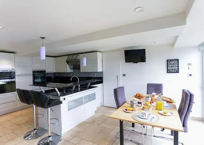 Chez Henri Et Fée *